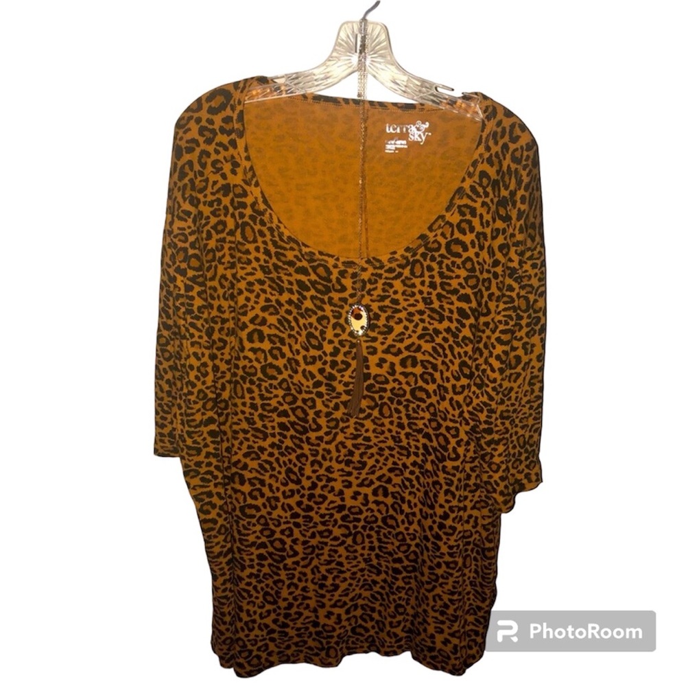 EUC Terra & Sky Animal Print Top  w/Necklace